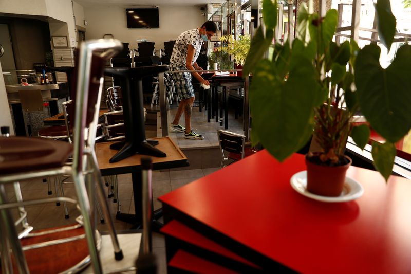 &copy; Reuters. Un hombre con una mascarilla en un restaurante, en medio del brote de la enfermedad coronavirus (COVID-19), en Madrid, España