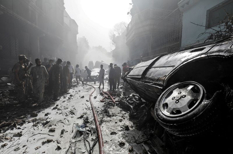 © Reuters. مسؤول: نجاة راكب واحد على الأقل من تحطم طائرة باكستانية في كراتشي