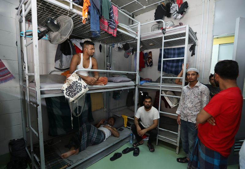 © Reuters. العمال المهاجرون بلبنان بين هجير أزمة الدولار ونار إجراءات العزل
