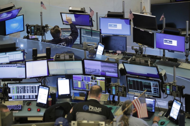 &copy; Reuters. FILE PHOTO:  Traders work on the floor of the NYSE in New York