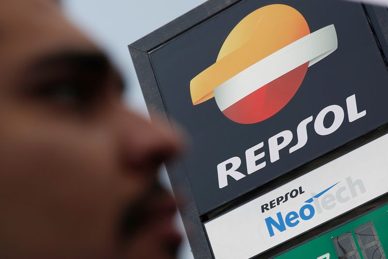&copy; Reuters. FOTO DE ARCHIVO: El logo del gigante español de la energía Repsol SA durante la ceremonia de apertura de su primera gasolinera en la Ciudad de México