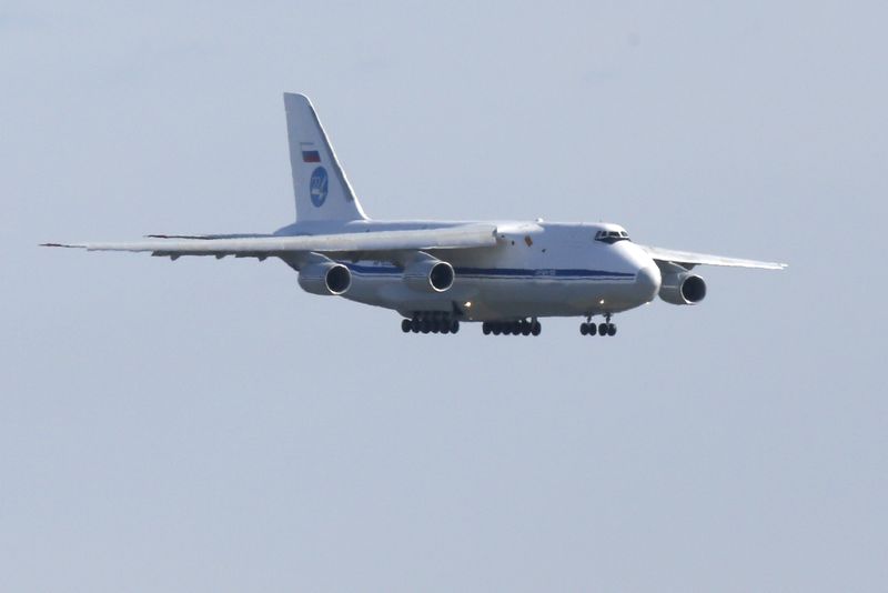 © Reuters. Russian military transport plane carrying medical equipment masks and supplies lands at JFK Airport during outbreak of the coronavirus disease (COVID-19) in New York