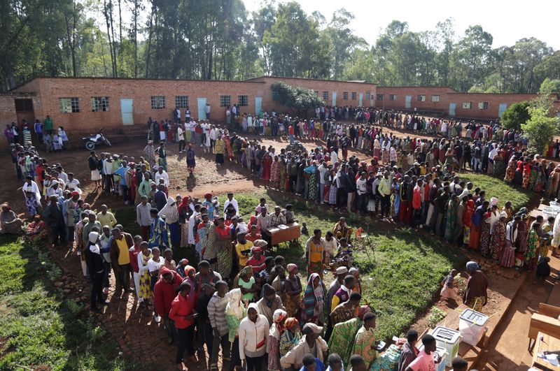 &copy; Reuters. الشرطة في بوروندي تحتجز أكثر من 200 معارض من مراقبي الانتخابات
