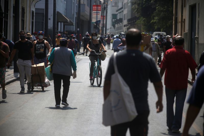 © Reuters. FOTO DE ARCHIVO: Personas caminando por las calles de Lima en plena pandemia de coronavirus