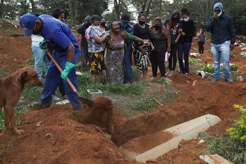 &copy; Reuters. Los familiares reaccionan durante el entierro de Raimunda Conceicao Souza, de 64 años, quien murió a causa de la enfermedad por coronavirus (COVID-19), en el cementerio de Vila Formosa, el más grande de Brasil, en Sao Paulo