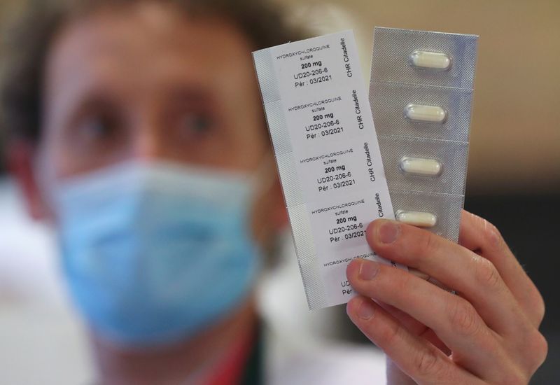 © Reuters. Farmacêutico com cartela de hidroxicloroquina em hospital de Liège, Bélgica