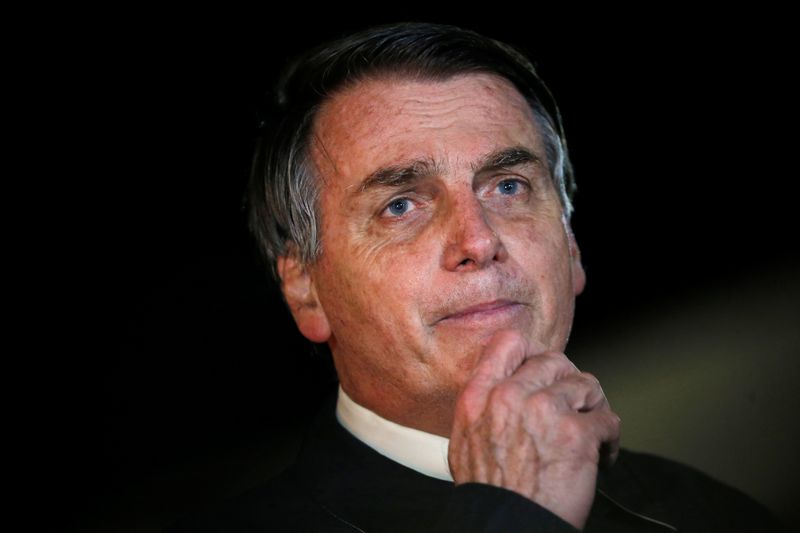 © Reuters. Brazil's President Jair Bolsonaro speaks with journalists as he arrives at Alvorada Palace, amid the coronavirus disease (COVID-19) outbreak, in Brasilia