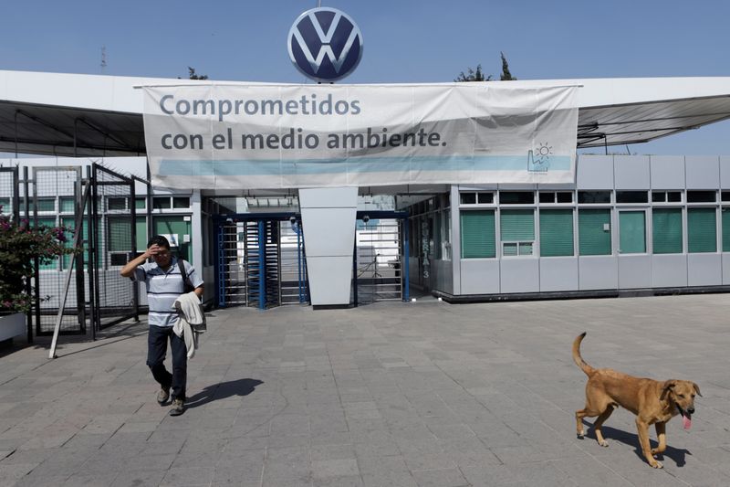&copy; Reuters. FILE PHOTO: An employee leaves the Volkswagen (VW) plant as the company will temporarily close its factories in Mexico amid growing worries over the spread of the coronavirus disease (COVID-19), in Puebla