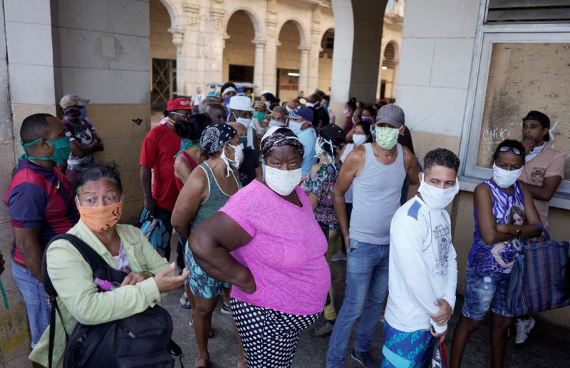 &copy; Reuters. كوبا تنسب فضل تراجع عدد حالات الوفاة جراء فيروس كورونا إلى عقارين