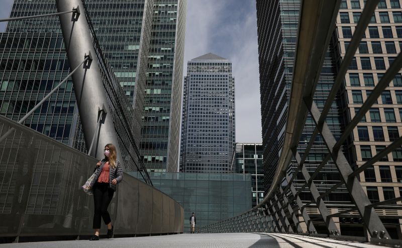 &copy; Reuters. صحيفة: بريطانيا تلزم أصحاب الأعمال بما بين 20 و30 في المئة من أجور العمالة المتوقفة