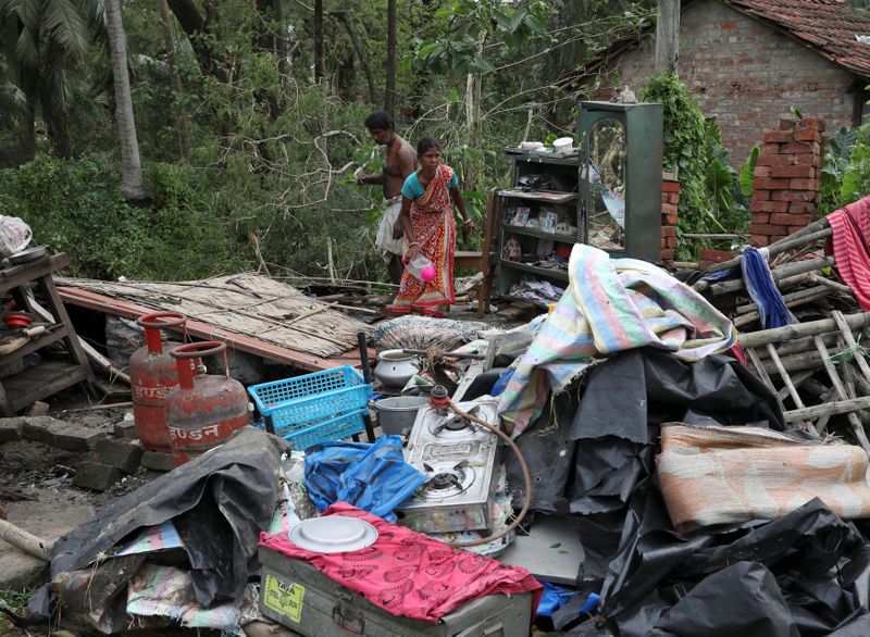 &copy; Reuters. 13 مليار دولار تقديرات خسائر الإعصار أمفان بالهند والخسائر قد ترتفع في بنجلادش