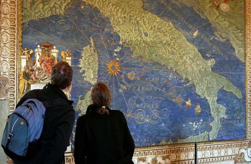 © Reuters. FILE PHOTO: Couple view a 16th century map of Italy in the Vatican Museum's Gallery of Maps at the Vatican