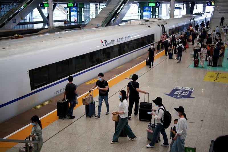 &copy; Reuters. People wearing face masks are seen at Wuhan Railway Station, in Wuhan