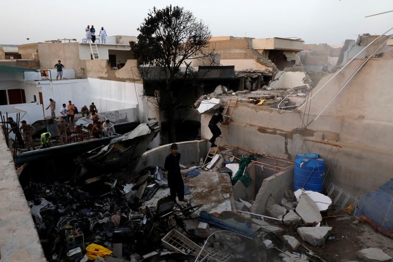 © Reuters. متحدث: انتشال الصندوقين الأسودين من موقع تحطم طائرة الركاب في كراتشي