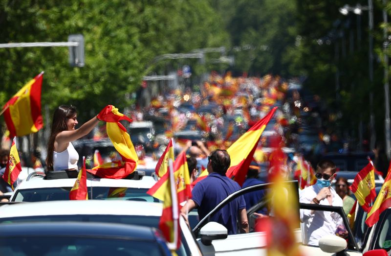 &copy; Reuters. احتجاجات لليمين المتطرف في إسبانيا على إجراءات العزل العام