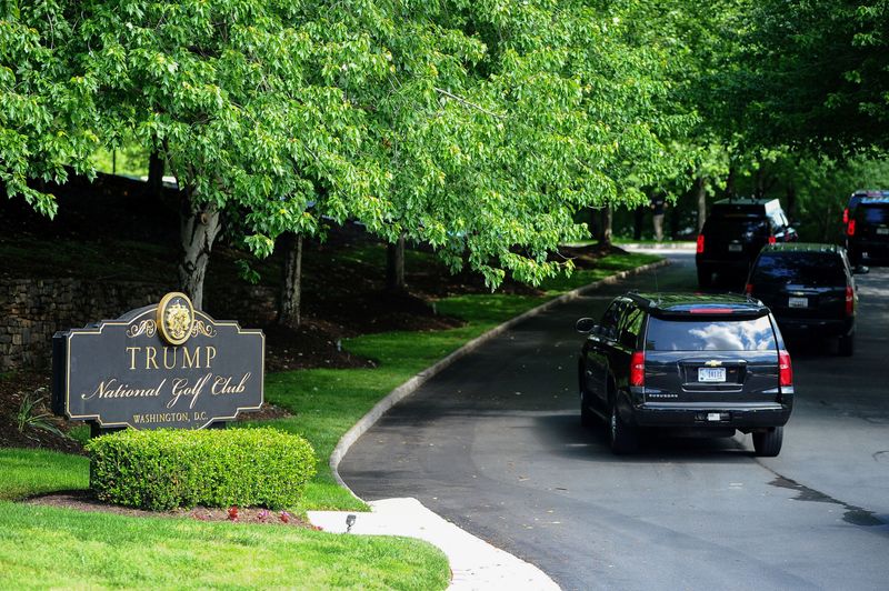 © Reuters. U.S. President Donald Trump's motorcade arrives at Trump National Golf Club in Sterling