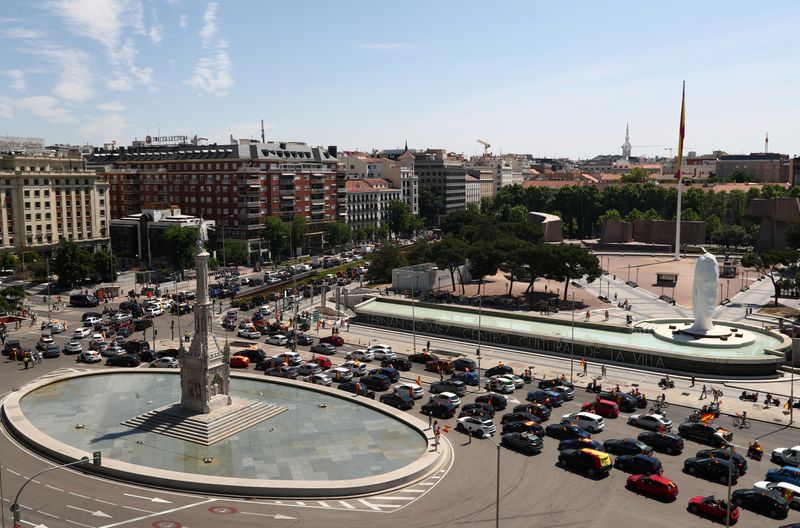 &copy; Reuters. Protest against the government&apos;s handling of the coronavirus disease (COVID-19) pandemic in Madrid