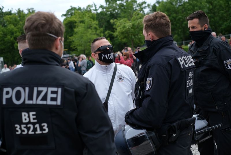 &copy; Reuters. تقرير: القبض على 60 متظاهرا ضد إجراءات العزل العام في برلين