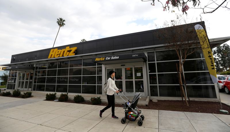 &copy; Reuters. Una mujer con su bebé en un coche pasa frente a un local de alquiler de autos de Hertz en Pasadena, California. FOTO DE ARCHIVO. REUTERS/Mario Anzuoni
