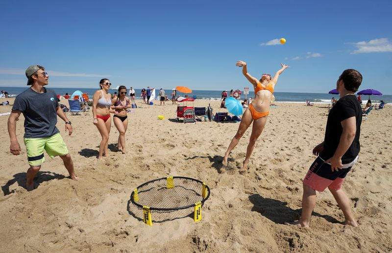 &copy; Reuters. Beachgoers on Memorial Day weekend in Ocean City, Maryland