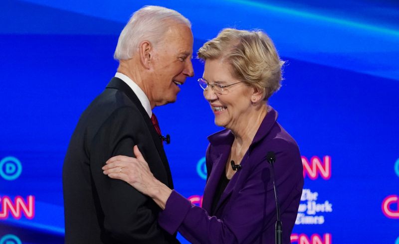 &copy; Reuters. FILE PHOTO: Democratic presidential candidate and former Vice President Biden shakes hands with Senator Warren in Westerville