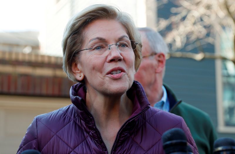 © Reuters. FILE PHOTO: Senator Elizabeth Warren talks to reporters after telling her staff she is withdrawing from 2020 U.S. presidential race outside her home in Cambridge, Massachusetts