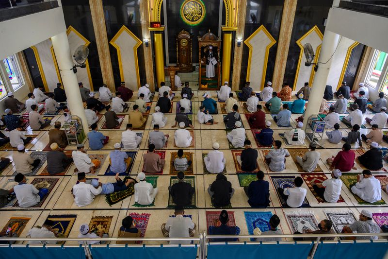 &copy; Reuters. Indonesian Muslims men take part in prayers during Eid al-Fitr