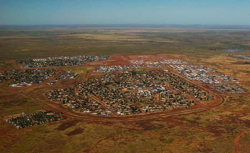 © Reuters. FILE PHOTO: An aerial view of the town of Karratha in the Pilbara region of Western Australia