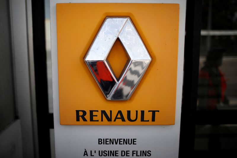 &copy; Reuters. FOTO DE ARCHIVO: El logo de Renault en la fábrica de la empresa en Flins