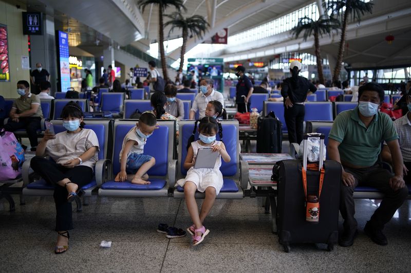 © Reuters. People wearing face masks are seen at Wuhan Railway Station, in Wuhan