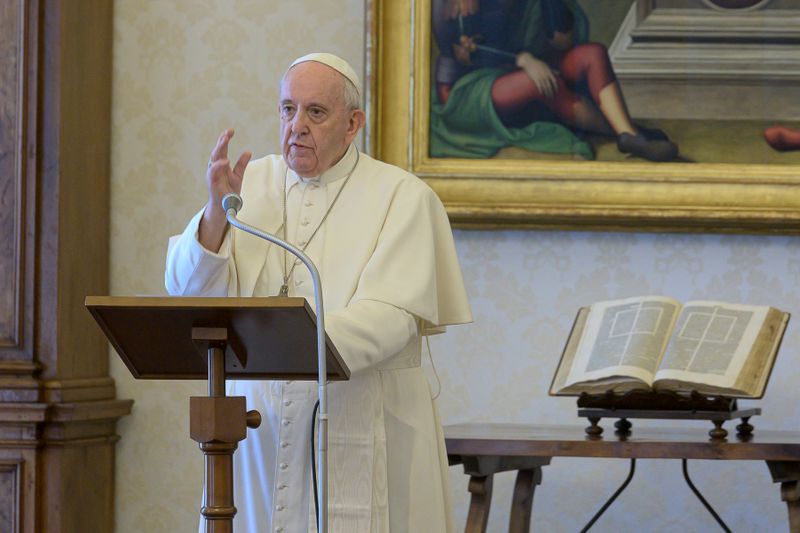 &copy; Reuters. Pope Francis leads Regina Coeli prayer from the Library of the Apostolic Palace at the Vatican