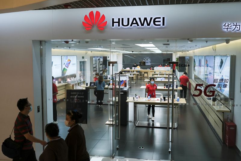 &copy; Reuters. FOTO DE ARCHIVO: Tienda de Huawei en Pekín