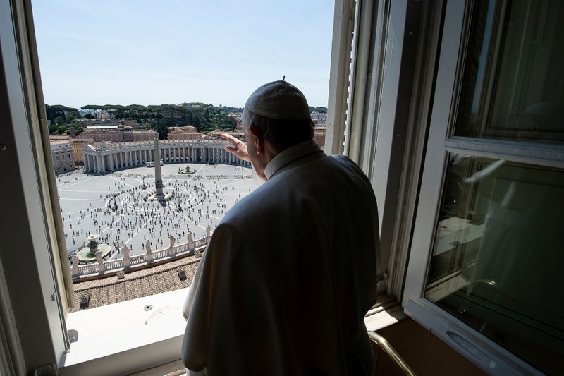 © Reuters. Pope Francis leads Regina Coeli prayer from the Library of the Apostolic Palace at the Vatican