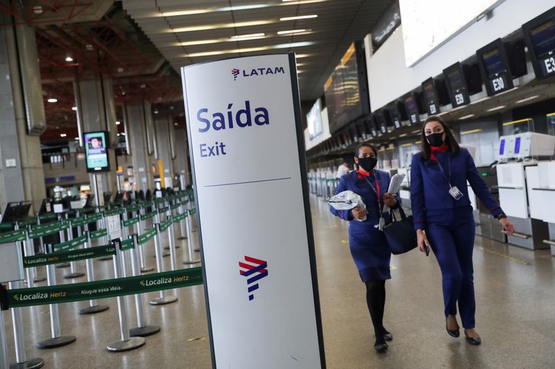 &copy; Reuters. FOTO DE ARCHIVO: Dos empleadas de Latam Airlines en Guarulhos