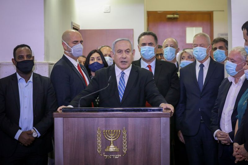© Reuters. نتنياهو يصبح أول رئيس وزراء إسرائيلي في الخدمة يمثل للمحاكمة