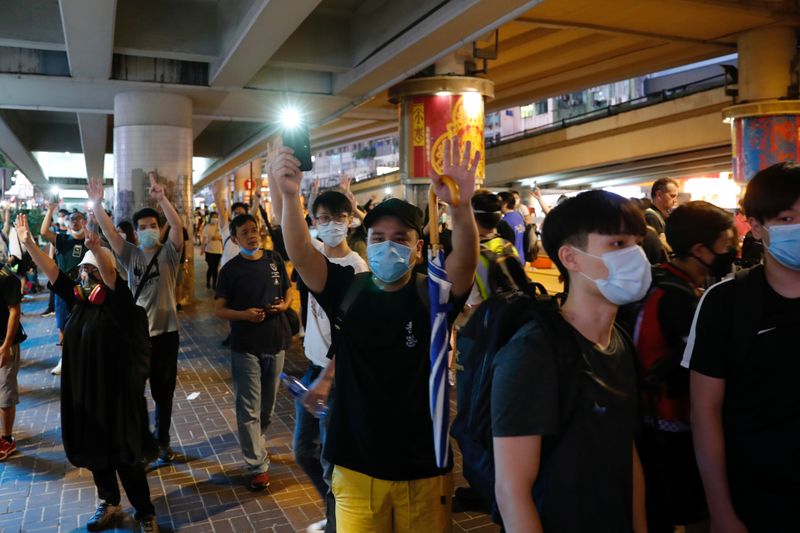 © Reuters. الآلاف يحتجون بهونج كونج على خطط بكين فرض قوانين الأمن القومي على المدينة