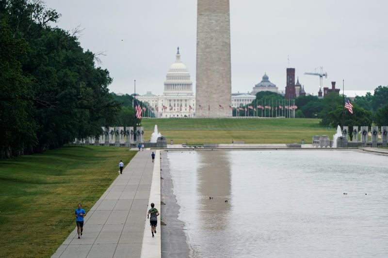 &copy; Reuters. People run along the reflecting pool during Memorial Day weekend in Washington
