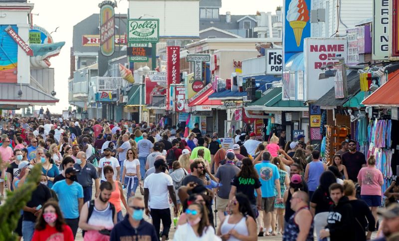 &copy; Reuters. FILE PHOTO: Visitors crowd the boardwalk on Memorial Day weekend in Ocean City, Maryland