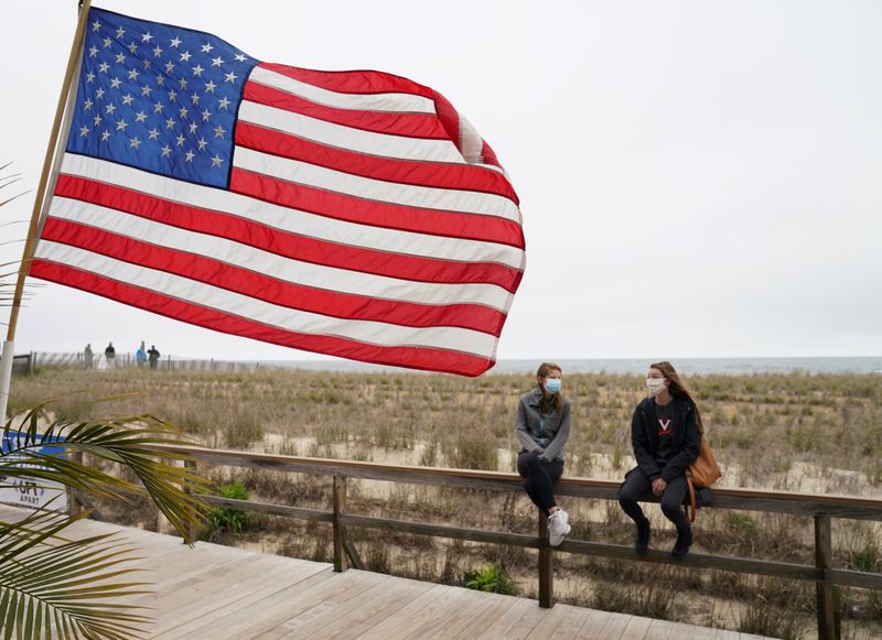 © Reuters. Women talk on the boardwalk at Bethany Beach in Delaware