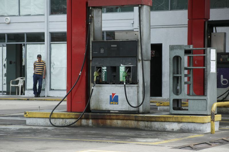 © Reuters. FILE PHOTO: A worker stands at a closed gas station of the state oil company PDVSA in San Cristobal