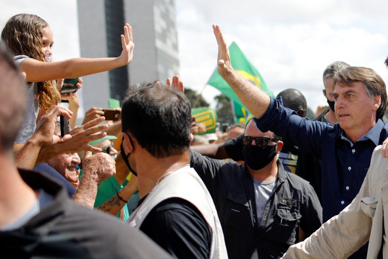 &copy; Reuters. El presidente de Brasil, Jair Bolsonaro, saluda a partidarios durante una manifestación en favor a su Gobierno en Brasilia, pese a las recomendaciones de distanciamiento social por la pandemia de coronavirus. Mayo 24, 2020. REUTERS/Adriano Machado