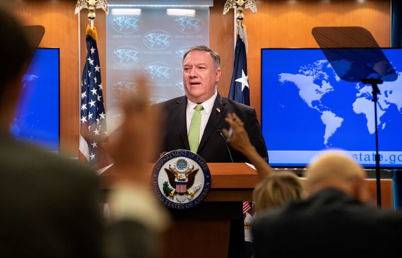 © Reuters. U.S. Secretary of State Mike Pompeo speaks to the media at the State Department in Washington