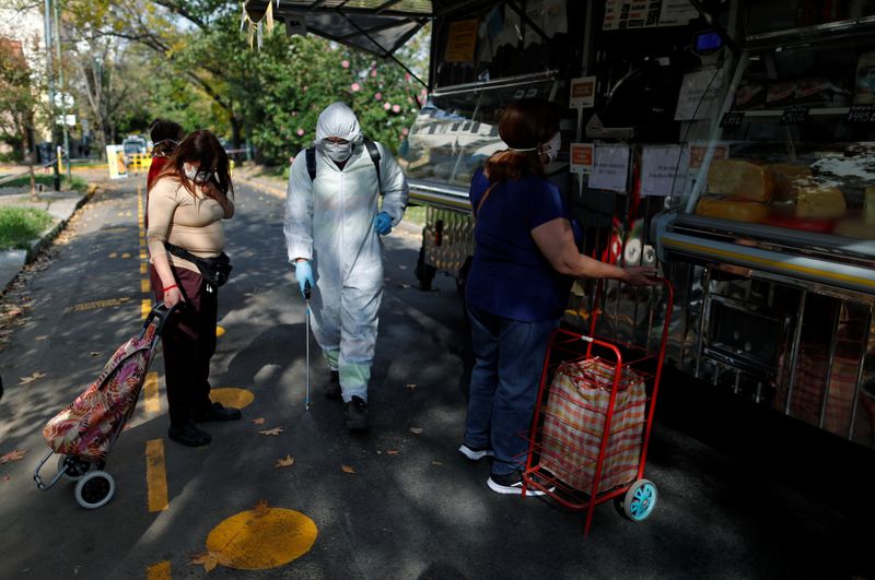 &copy; Reuters. ブエノスアイレス封鎖6月7日まで延長、コロナ感染増加止まらず