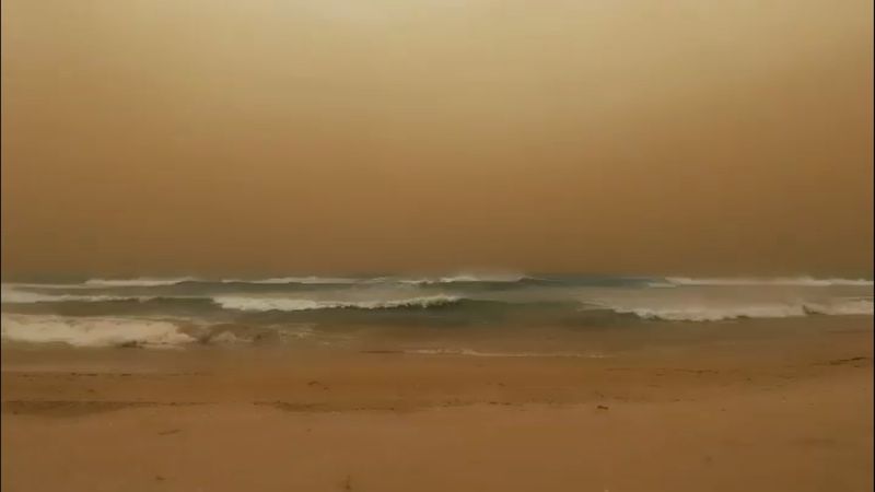 © Reuters. Dust storm at sea in Geraldton, Western Australia