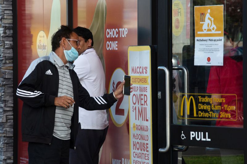 &copy; Reuters. FILE PHOTO: New Zealand eases regulations implemented to curb the spread of coronavirus disease in Auckland