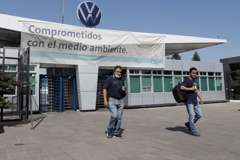 © Reuters. FILE PHOTO: Employees leave the Volkswagen (VW) plant as the company will temporarily close its factories in Mexico amid growing worries over the spread of the coronavirus disease (COVID-19), in Puebla