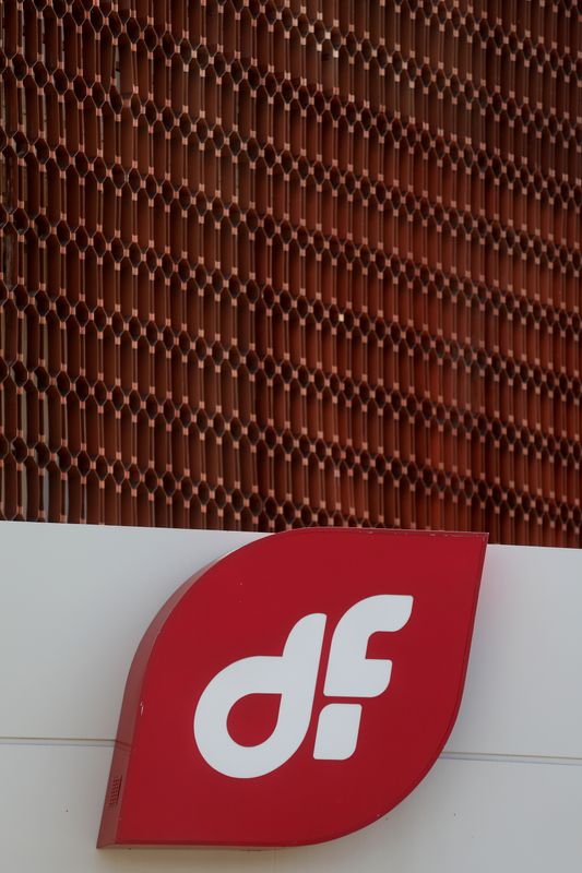 &copy; Reuters. FOTO DE ARCHIVO: El logo de la empresa Duro Felguera en la fachada de sus oficinas en Madrid, España, el el 23 de mayo