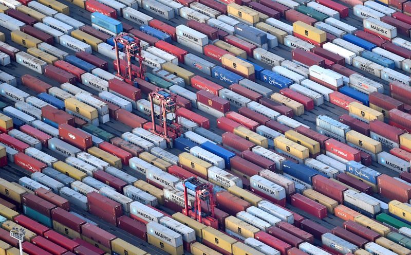 &copy; Reuters. FILE PHOTO: Containers are seen at a terminal in the port of Hamburg