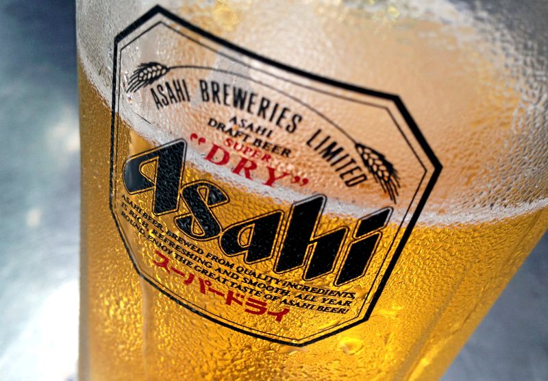 &copy; Reuters. FILE PHOTO: Condensation collects on a glass of Asahi beer at a bar in Singapore