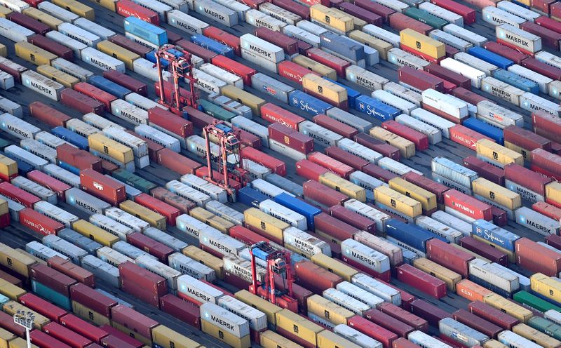 &copy; Reuters. FOTO DE ARCHIVO: Contenedores son vistos en una terminal del puerto de Hamburgo, Alemania, el 14 de noviembre de 2019